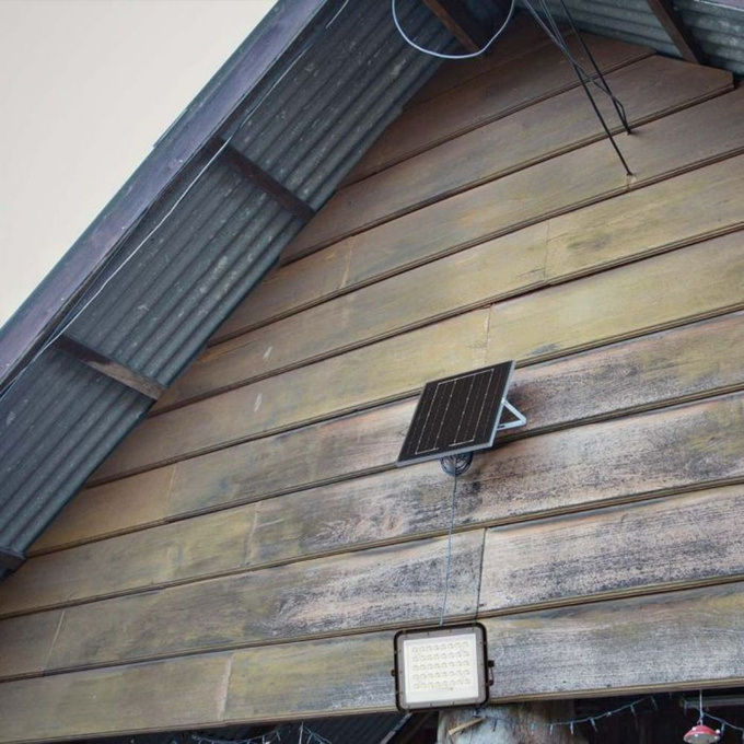 Naświetlacz LED 4000K 800lm + panel solarny 10W + pilot czarny IP65 7824 V-TAC